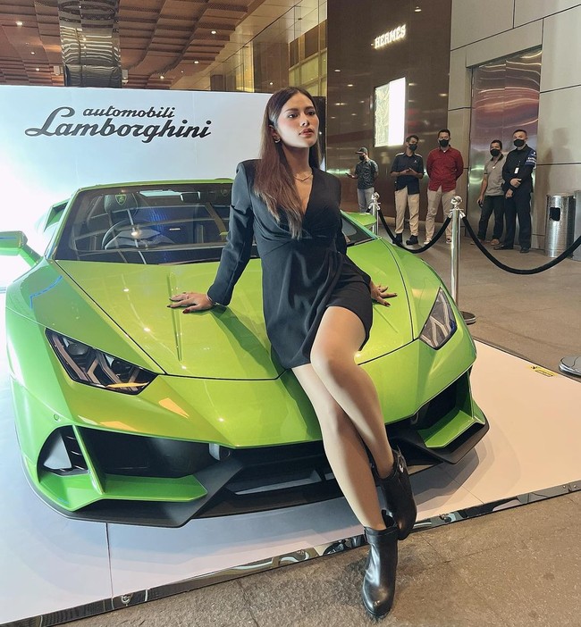 Menurut Mahesa, mereka yang jadi aspri Hotman Paris biasanya memang wanita yang menawan dan smart. Ia berpendapat jika Hotman sengaja mencari yang cantik karena banyak kegiatan jadi harus selalu fresh. Foto: Instagram @mahesaputriii