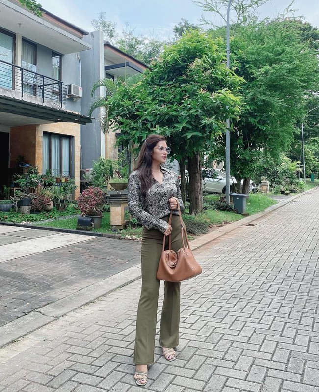 Mengenai gaji, Mahesa yang mengaku jadi kebanjiran tawaran endorsement dan syuting sejak bekerja dengan Hotman Paris berterus terang bahwa ketika itu ia belum mendapat bayaran karena bekerja belum sampai sebulan. Yang aku tahu dua digit, Foto: Instagram @mahesaputriii