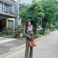 Mengenai gaji, Mahesa yang mengaku jadi kebanjiran tawaran endorsement dan syuting sejak bekerja dengan Hotman Paris berterus terang bahwa ketika itu ia belum mendapat bayaran karena bekerja belum sampai sebulan. Yang aku tahu dua digit, Foto: Instagram @mahesaputriii