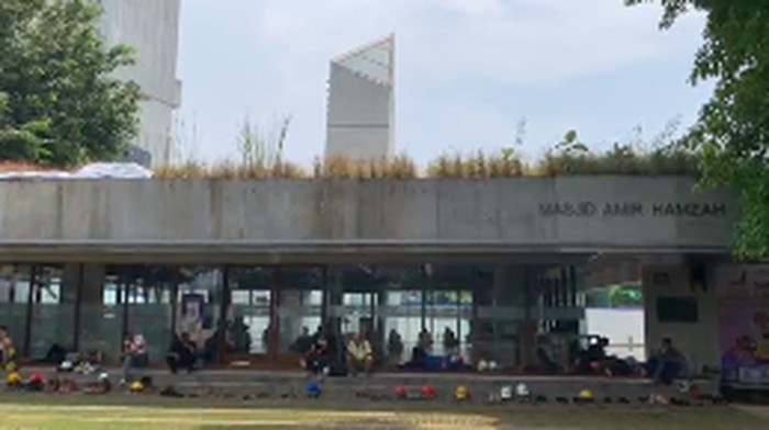 Masjid Amir Hamzah memiliki tampilan baru sejak dilakukannya revitalisasi Taman Ismail Marzuki. Masjid ini mengusung konsep minimalis dengan sistem pencahayaan alami.