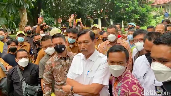 Menko Marves Luhut Binsar Pandjaitan didemo BEM Universitas Indonesia (UI) saat mengisi kuliah di UI. Luhut pun mendatangi mahasiswa. (Dwi Rahmawati/detikcom)