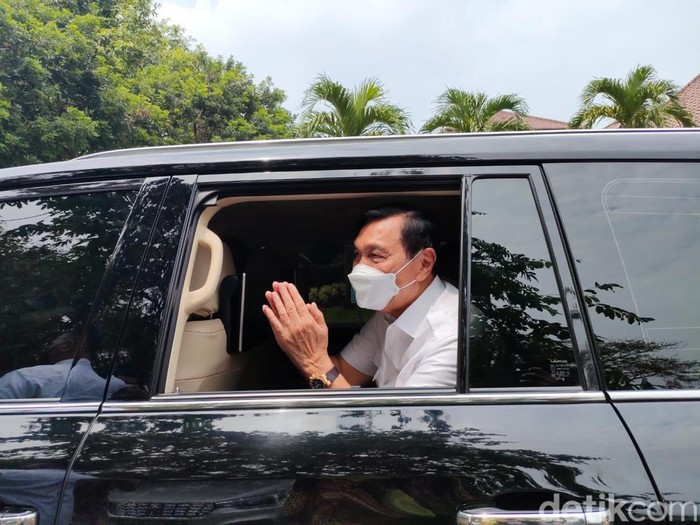 Menko Marves Luhut Binsar Pandjaitan mendatangi Universitas Indonesia (UI). Mahasiswa memakai baju serba hitam dan membawa bendera kuning. (Dwi Rahmawati/detikcom) Menko Marves Luhut Binsar Pandjaitan mendatangi Universitas Indonesia (UI). Mahasiswa memakai baju serba hitam dan membawa bendera kuning. (Dwi Rahmawati/detikcom)