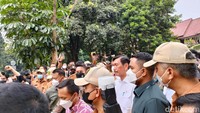 Selang 1,5 jam di dalam Balai Sidang UI, Luhut keluar untuk menemui mahasiswa. Ia menjawab tuntutan yang diajukan.  (Dwi Rahmawati/detikcom)