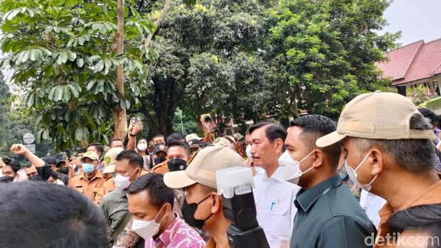 Menko Marves Luhut Binsar Pandjaitan mendatangi Universitas Indonesia (UI). Mahasiswa memakai baju serba hitam dan membawa bendera kuning. (Dwi Rahmawati/detikcom)