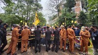 Mahasiswa memakai baju serba hitam dan membawa bendera kuning. Mereka menilai demokrasi di Indonesia terancam mati (Dwi Rahmawati/detikcom)