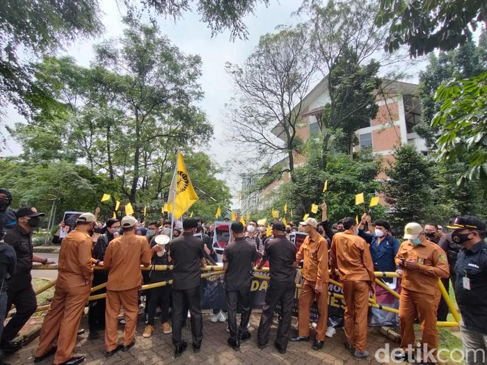 Menko Marves Luhut Binsar Pandjaitan mendatangi Universitas Indonesia (UI). Mahasiswa memakai baju serba hitam dan membawa bendera kuning. (Dwi Rahmawati/detikcom)