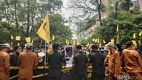 Mereka mengkritik Luhut soal wacana penundaan pemilu, soal harga minyak yang naik, hingga soal konflik Luhut dengan Haris Azhar dan Fatia. (Dwi Rahmawati/detikcom)