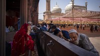 Bulan Ramadan dimanfaatkan umat muslim di India untuk beribadah di Masjid Jama.