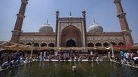Muslim India melakukan wudhu di sebuah kolam sebelum melakukan salat di Masjid Jama di New Delhi, India. Masjid ini didirikan oleh Kaisar Mogul, Syah Jehan, yang juga membangun Taj Mahal pada tahun 1656 M.