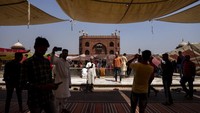 Tenda-tenda didirikan di halaman pelataran masjid untuk melindungi jamaah dari sengatan matahari.