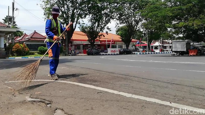 Mereka yang tetap bekerja meski berpuasa di Kota Pasuruan.
