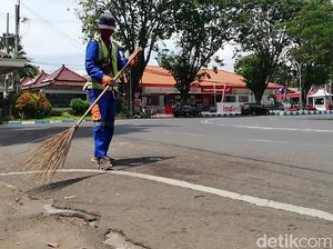 Mereka yang Tetap Berpuasa di Tengah Panas dan Peluh Keringat