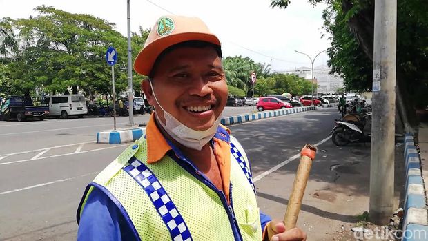 Mereka yang tetap bekerja meski berpuasa di Kota Pasuruan.