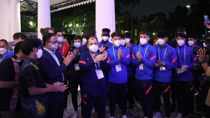 Momen Anies Makan Malam Bersama Barcelona-Atletico Madrid U-18 (Tiara -detikcom)
