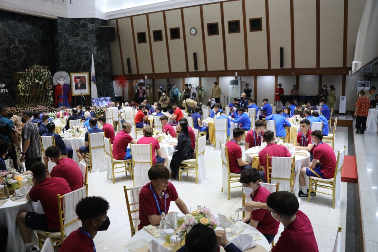 Momen Anies Makan Malam Bersama Barcelona-Atletico Madrid U-18 (Tiara -detikcom)