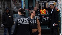 Beberapa sumber penegak hukum mengatakan kepada CNN banyak orang terluka akibat tembakan di stasiun kereta bawah tanah Brooklyn. REUTERS/Andrew Kelly.