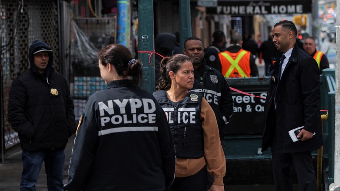 A police officer patrols the Manhattan subway after a shooting at a subway station in the Brooklyn borough of New York City, New York, U.S., April 12, 2022. REUTERS/Jeenah Moon REFILE-QUALITY REPEAT