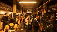 Departemen Pemadam Kebakaran Kota New York mengatakan tiga belas orang terluka telah dibawa ke rumah sakit daerah setempat setelah penembakan di stasiun kereta bawah tanah Brooklyn. Sebelumnya, sumber mengatakan bahwa lima orang telah ditembak. REUTERS/Jeenah Moon.