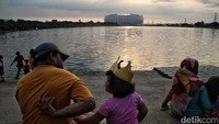 Saat bulan suci Ramadan, Danau Cincin menjadi ramai jelang berbuka puasa.