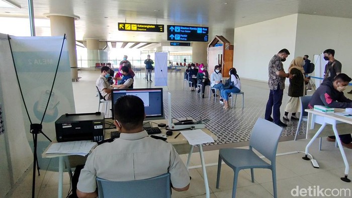 Jumlah Pelaku Perjalanan Luar Negeri (PPLN) yang tiba di Bandara Soekarno-Hatta mengalami peningkatan dalam beberapa hari terakhir. Bahkan antrean panjang PCR di jalur kedatangan luar negeri di Bandara Soekarno Hatta sempat viral.