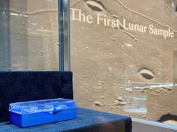 Debu Bulan yang Dibawa Neil Amstrong, Dilelang Rp 11,5 Miliar