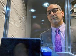 Debu Bulan yang Dibawa Neil Amstrong, Dilelang Rp 11,5 Miliar