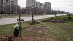 Deretan Makam Warga Sipil Ukraina di Pinggir Jalan Kota Mariupol