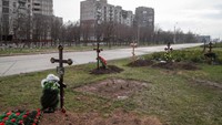 Dilansir AP, Wali Kota Mariupol Vadym Boychenko mengungkap ada lebih dari 10 ribu warga yang tewas akibat invasi Rusia. Boychenko menyebut Rusia membawa peralatan krematorium portabel. Peralatan itu guna menutupi pembantaian yang dilakukan pihak Rusia.