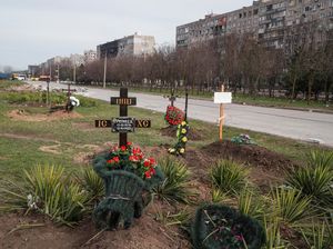 Deretan Makam Warga Sipil Ukraina di Pinggir Jalan Kota Mariupol