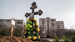 Deretan Makam Warga Sipil Ukraina di Pinggir Jalan Kota Mariupol
