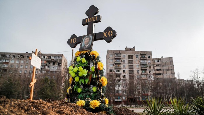 Graves of civilians killed during Ukraine-Russia conflict are seen next to apartment buildings in the southern port city of Mariupol, Ukraine April 10, 2022. REUTERS/Alexander Ermochenko     TPX IMAGES OF THE DAY