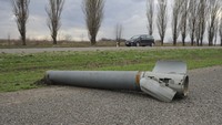 Seperti diketahui, sejumlah kawasan Ukraina menjadi target serangan udara Rusia sejak 24 Februari lalu. Sepihan rudal itu kini terlihat di sejumlah area Ukraina, salah satunya di wilayah Kharkiv. (AP Photo/Andrew Marienko).