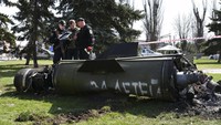 Serpihan rudal Tochka-U yang di salah satunya sisinya terdapat tulisan dalam bahasa Rusia Untuk anak-anak, tergeletak di tanah menyusul serangan di stasiun kereta yang ada di wilayah Kramatorsk, Ukraina, Jumat (8/4/2022). (AP Photo/Andriy Andriyenko).