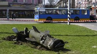 Mengutip AP, sebuah rudal menghantam stasiun kereta api yang ramai di Ukraina timur yang menjadi titik evakuasi warga sipil yang melarikan diri. Presiden Ukraina Volodymyr Zelenskyy mengatakan sedikitnya 30 orang tewas dalam serangan hari Jumat (8/4) tersebut. (AP Photo/Andriy Andriyenko).