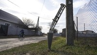 Sisa-sisa rudal juga terlihat di kawasan Chernihiv, Ukraina, Kamis (7/4/2022). (AP Photo/Evgeniy Maloletka).