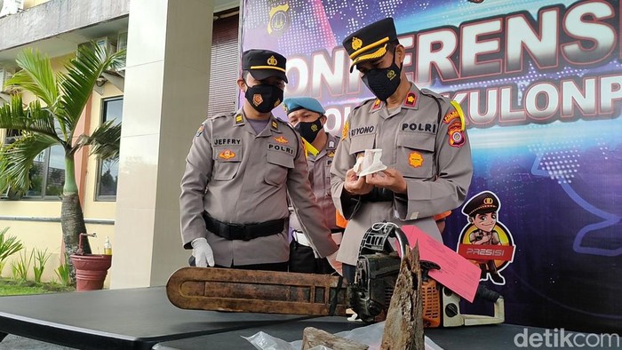 Polisi menunjukkan alat bukti gergaji mesin dalam kasus penipuan jual beli kayu mahoni di Kulon Progo, Selasa (12/4/2022).