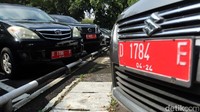 Mobil dinas Pemkot Bandung terparkir di Balai Kota Bandung.