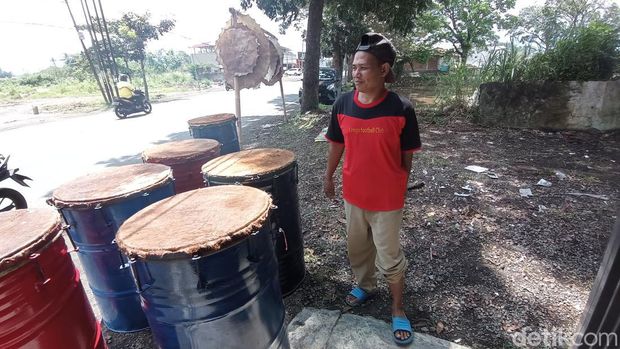Penjual bedug di Tasikmalaya.