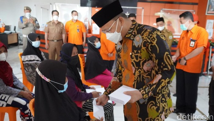 Penyaluran BLT Minyak Goreng di Bengkulu.