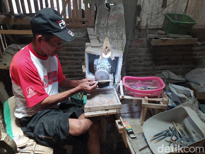 Perajin tanduk membuat pipa rokok di Dusun Pojok, Desa Pucang, Kecamatan Secang
