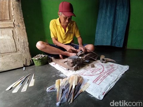 Perajin tanduk membuat pipa rokok di Dusun Pojok, Desa Pucang, Kecamatan Secang