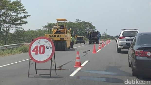 Perbaikan di lokasi rawan aquaplaning di tol Pekalongan, Selasa (12/4/2022).