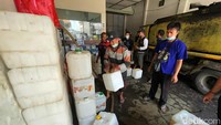 Harga minyak goreng baik curah maupun kemasan masih terus mengalami kenaikan meski tidak terlalu signifikan.