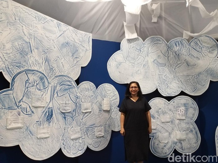 Perupa Theresia Agustina Sitompul di Ruang Seni Anak Komisi UOB Museum MACAN