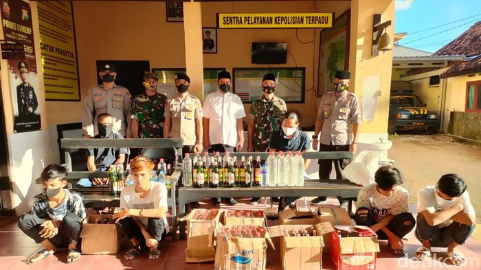 Petugas gabungan merazia peredaran miras di Pulau Kangean Sumenep
