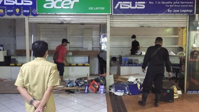 Petugas mengeluarkan furniture di Hi-Tech Mal