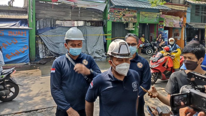 Polisi usai olah TKP kebakaran di Jakut (Wildan-detikcom)