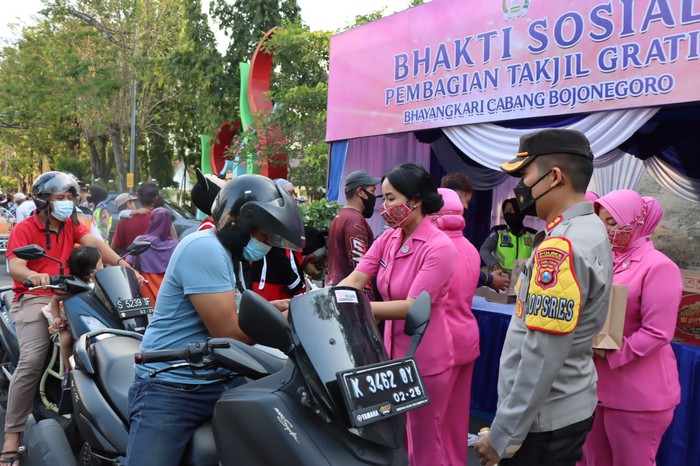 polres bojonegoro bagi-bagi takjil
