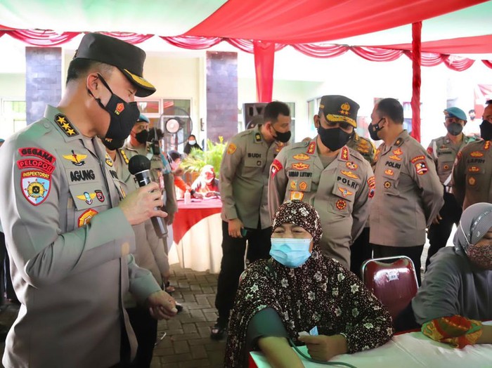 Polri saat melakukan tinjauan pelaksanaan vaksin booster di Puskesmas Sambiroto, Tembalang, Kota Semarang, Selasa (12/4/2022).