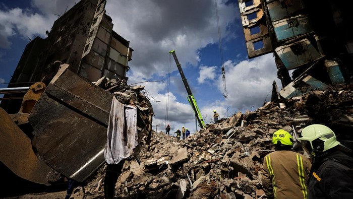 Rescuers search for bodies under the rubble of a building destroyed by Russian shelling, amid Russias invasion of Ukraine, in Borodyanka, Kyiv region, Ukraine April 11, 2022. REUTERS/Zohra Bensemra     TPX IMAGES OF THE DAY